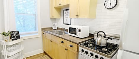 Frigorífico, microondas, horno y placa de cocina