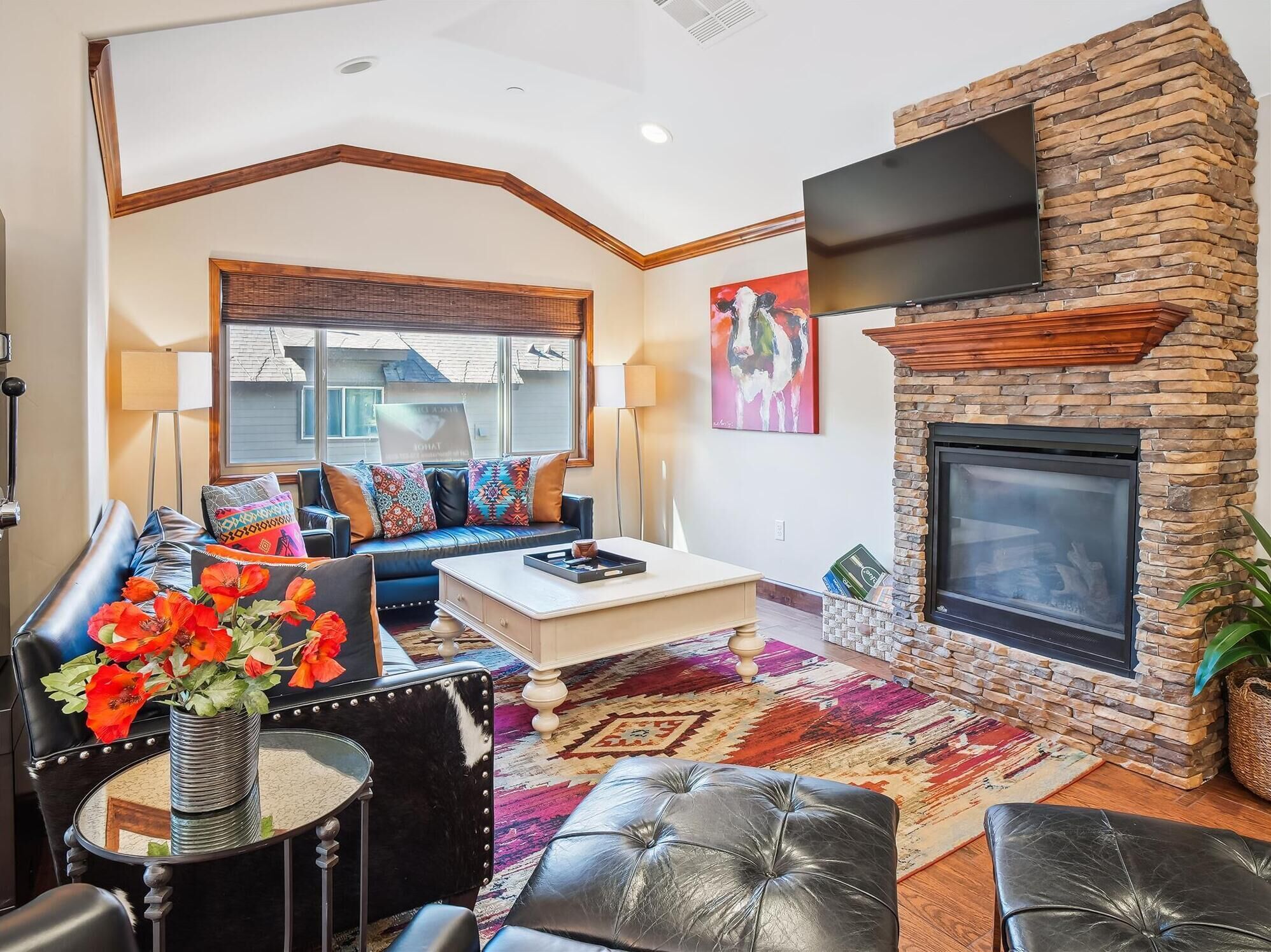 Cozy penthouse with fireplace, Wifi, and great location!