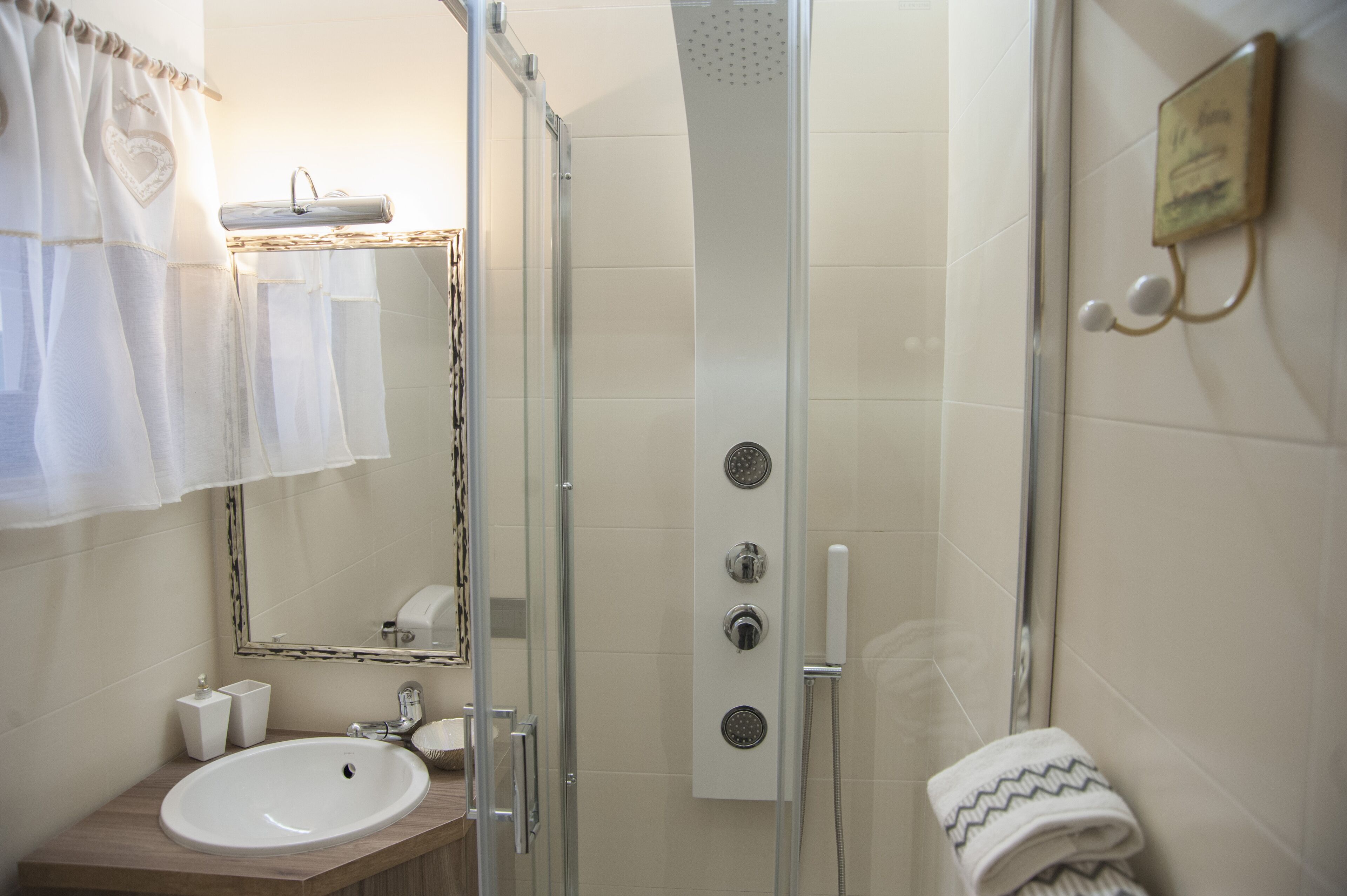 Deluxe Twin Room | Bathroom