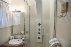 Habitació amb dos llits individuals Deluxe | Bany | Assecador de cabells, bidet i tovalloles 