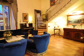 Lobby-lounge