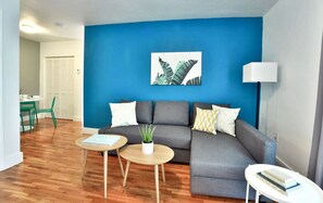 EatRestPlay with Day room | 거실 | TV, 넷플릭스