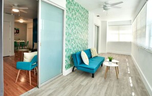 EatRestPlay with Day room | Zona de estar | Una televisión, Netflix