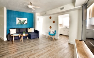 Een bureau, een laptopwerkplek, geluiddichte muren