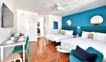 Een bureau, een laptopwerkplek, geluiddichte muren