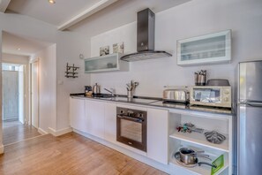 Fridge, microwave, oven, dishwasher - La Dépendance, Magnifique maison avec jardin (Bordeaux)