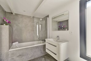 Hair dryer, towels - La Dépendance, Magnifique maison avec jardin (Bordeaux)