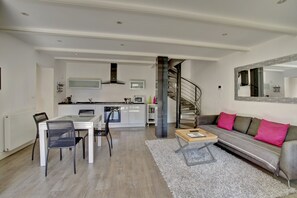 TV - La Dépendance, Magnifique maison avec jardin (Bordeaux)