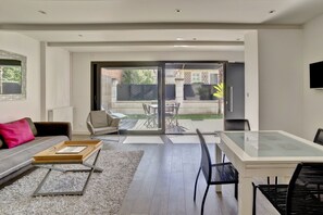 TV - La Dépendance, Magnifique maison avec jardin (Bordeaux)