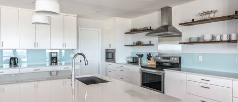 雪櫃、微波爐、焗爐、爐具