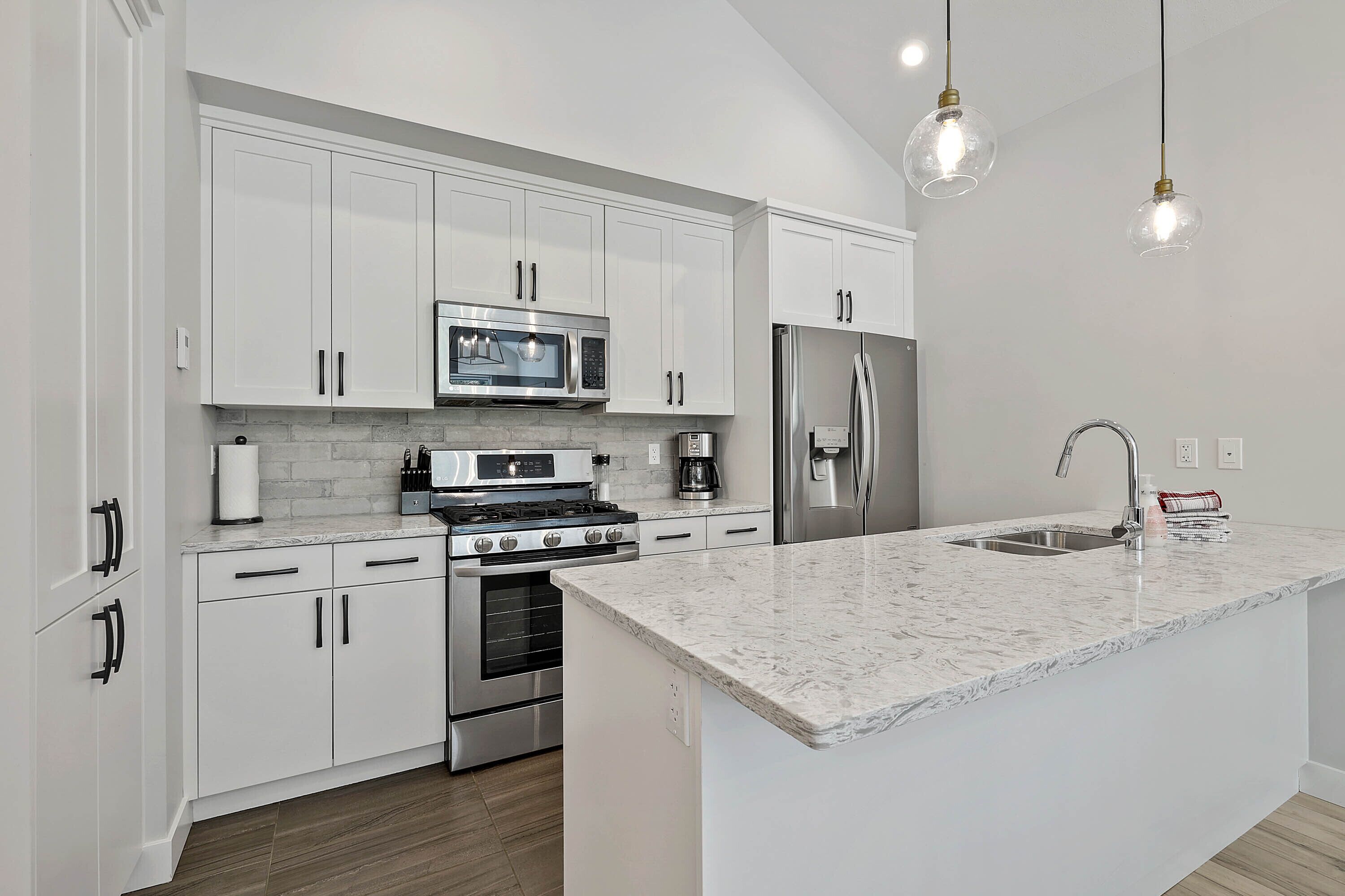 Jääkaappi, mikroaaltouuni, uuni, liesi