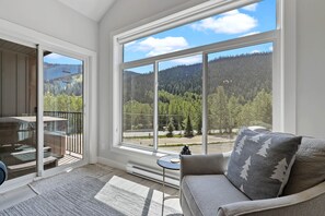 Televisión y chimenea