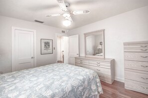 2 bedrooms, iron/ironing board, WiFi