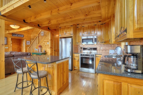 Upea näkymä Rangeley-järvelle ja kaikkea muuta mitä tarvitset hauskaan aikaan Rangeleyssa!