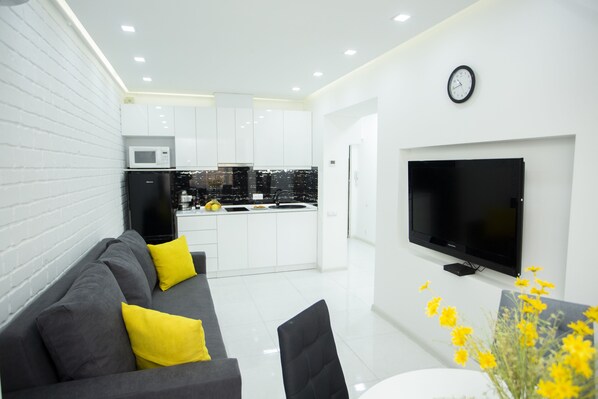 TV - ★Sun-Splashed Suite in City Center - FREE Parking★ (Kentron)