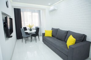 TV - ★Sun-Splashed Suite in City Center - FREE Parking★ (Kentron)