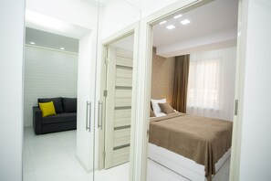 1 bedroom, iron/ironing board, Internet - ★Sun-Splashed Suite in City Center - FREE Parking★ (Kentron)