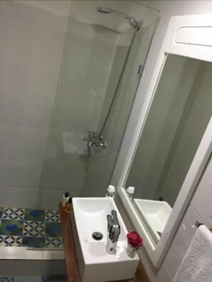 Standard Single Room (Ramón) | Bathroom | Shower, rainfall showerhead, towels, soap - Chao Mamá Hostal (Santo Domingo)