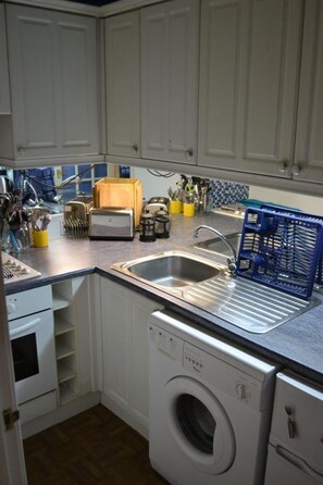 Een koelkast, een microgolfoven, een oven, een kookplaat