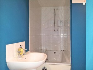 Combined shower/bathtub, hair dryer, towels, soap - The Wee Haven, Edinburgh  (Edinburgh)