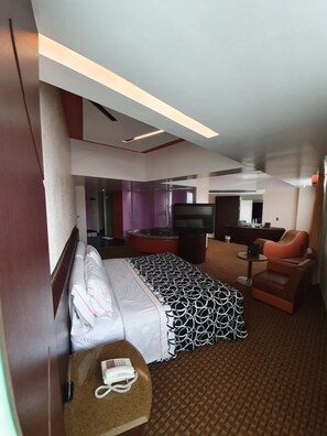 A hotel room with a bed, a desk, a television, and a seating area. - Hotel Valle del Sur (Mexico City)