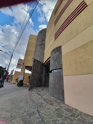 Vista frontal de la propiedad