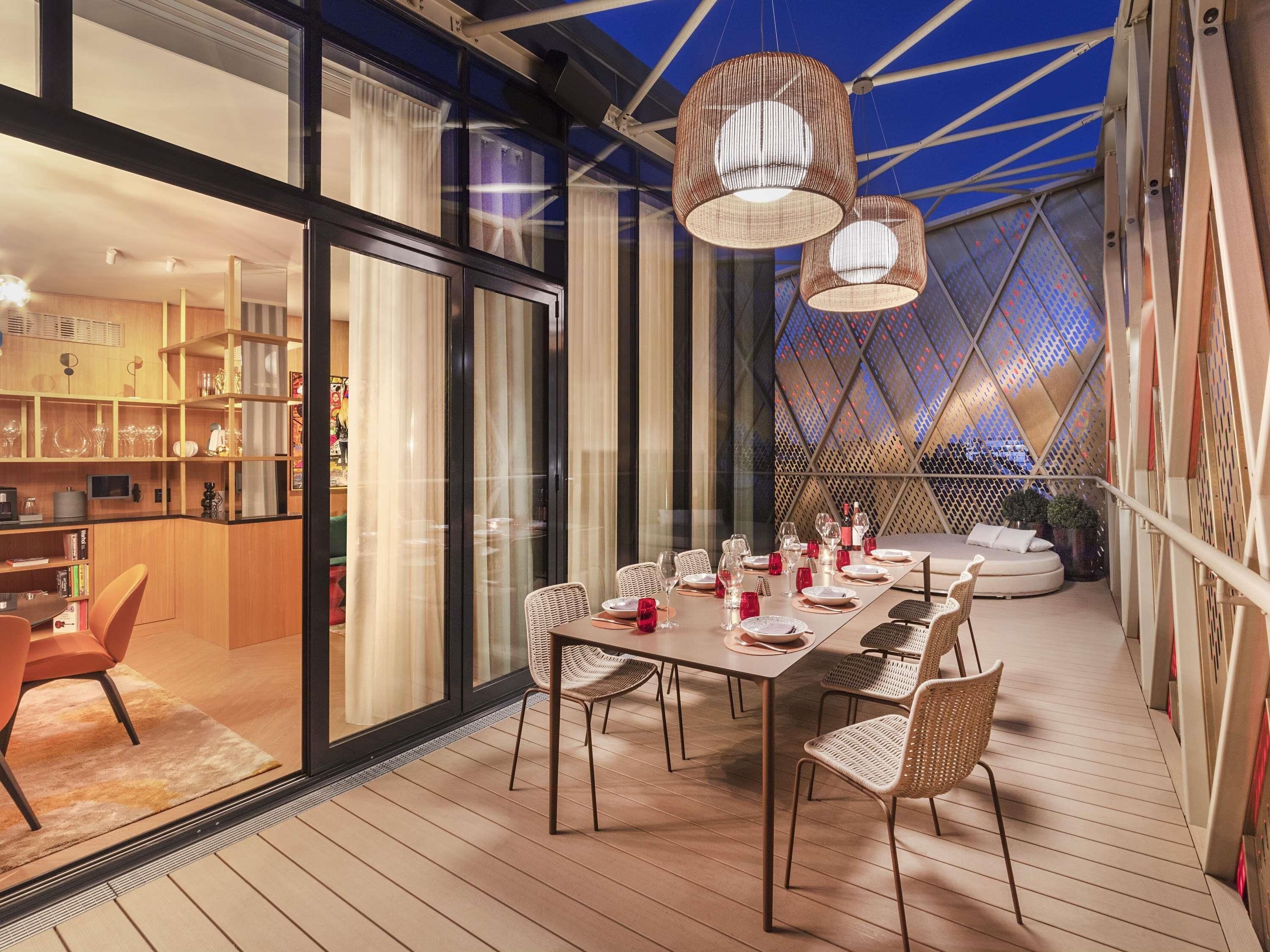 高档床上用品、迷你吧、客房内保险箱、办公桌