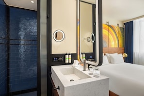 Deluxe Room | Bathroom | Shower, rainfall showerhead, free toiletries, hair dryer