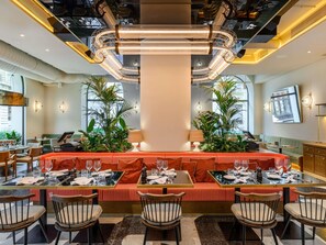 Serveert ontbijt, lunch en diner