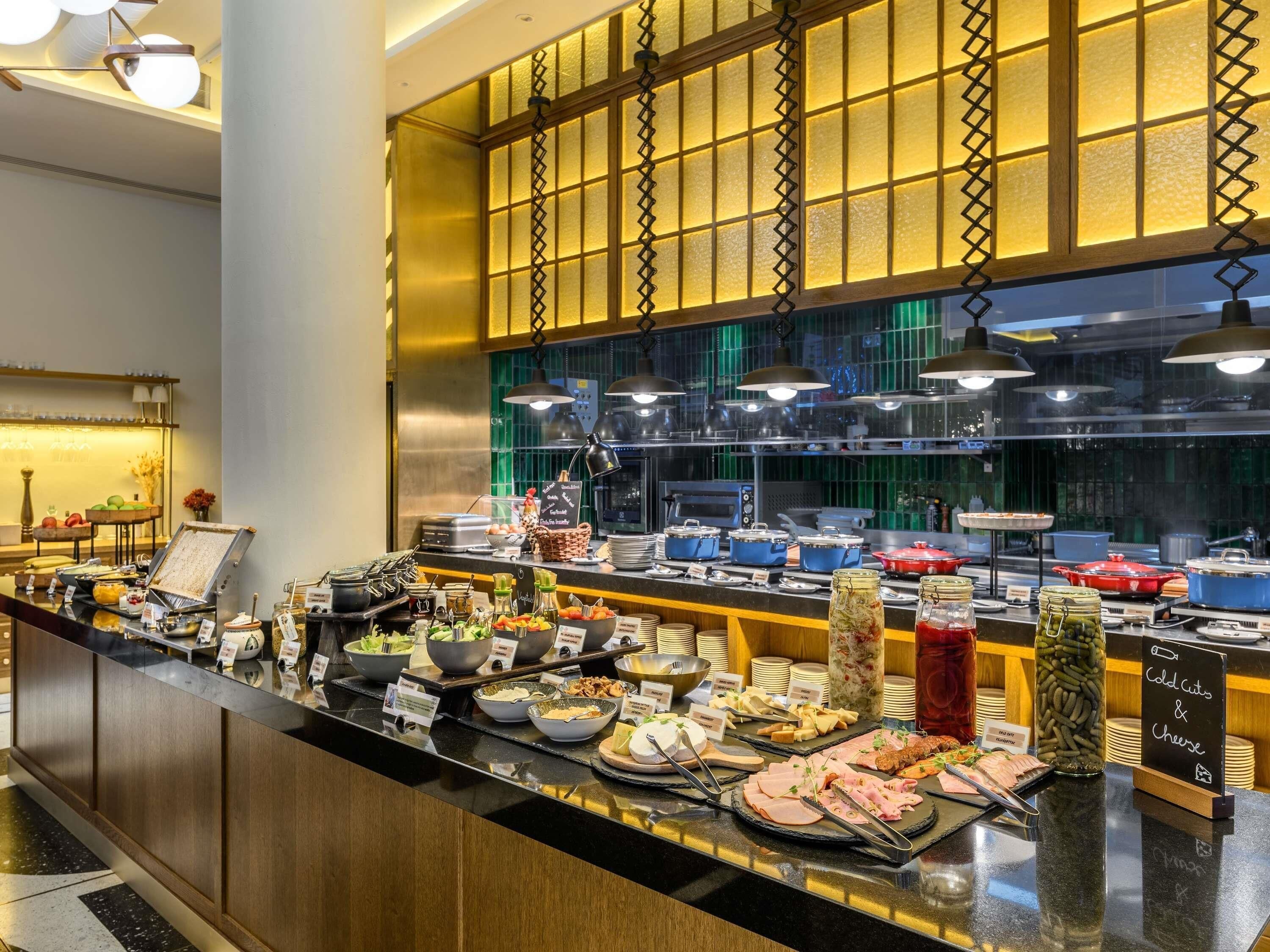 Sarapan bufet setiap hari (EUR 18 seorang) 