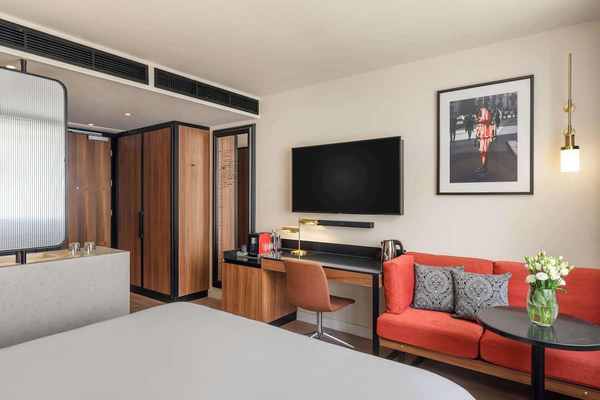 1 sovrum, sängtillbehör av högsta kvalitet och minibar
