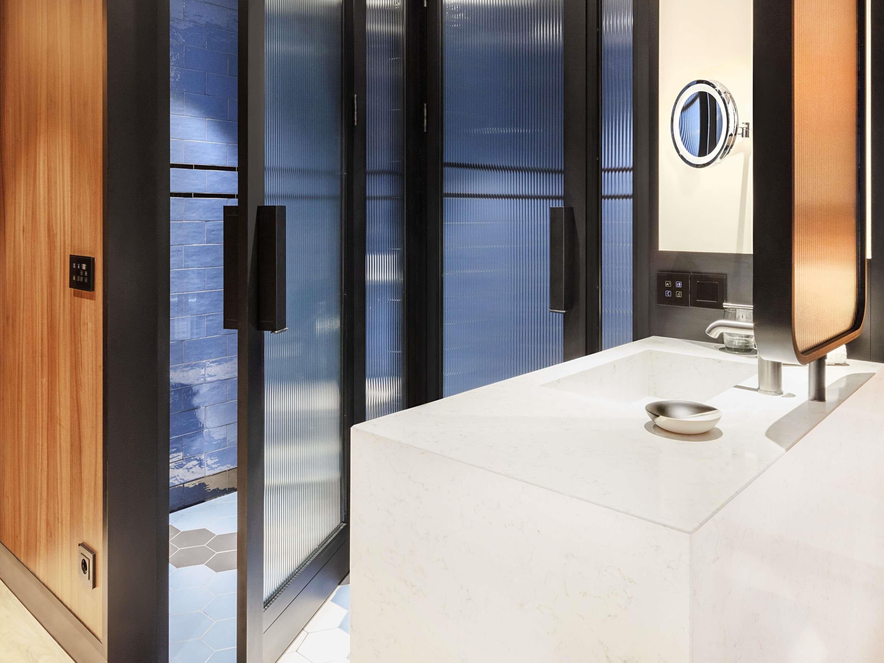 高級寝具、ミニバー、セーフティボックス (室内)、デスク