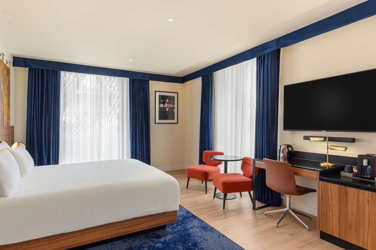 Premium Room | Egyptian cotton sheets, premium bedding, pillowtop beds, minibar