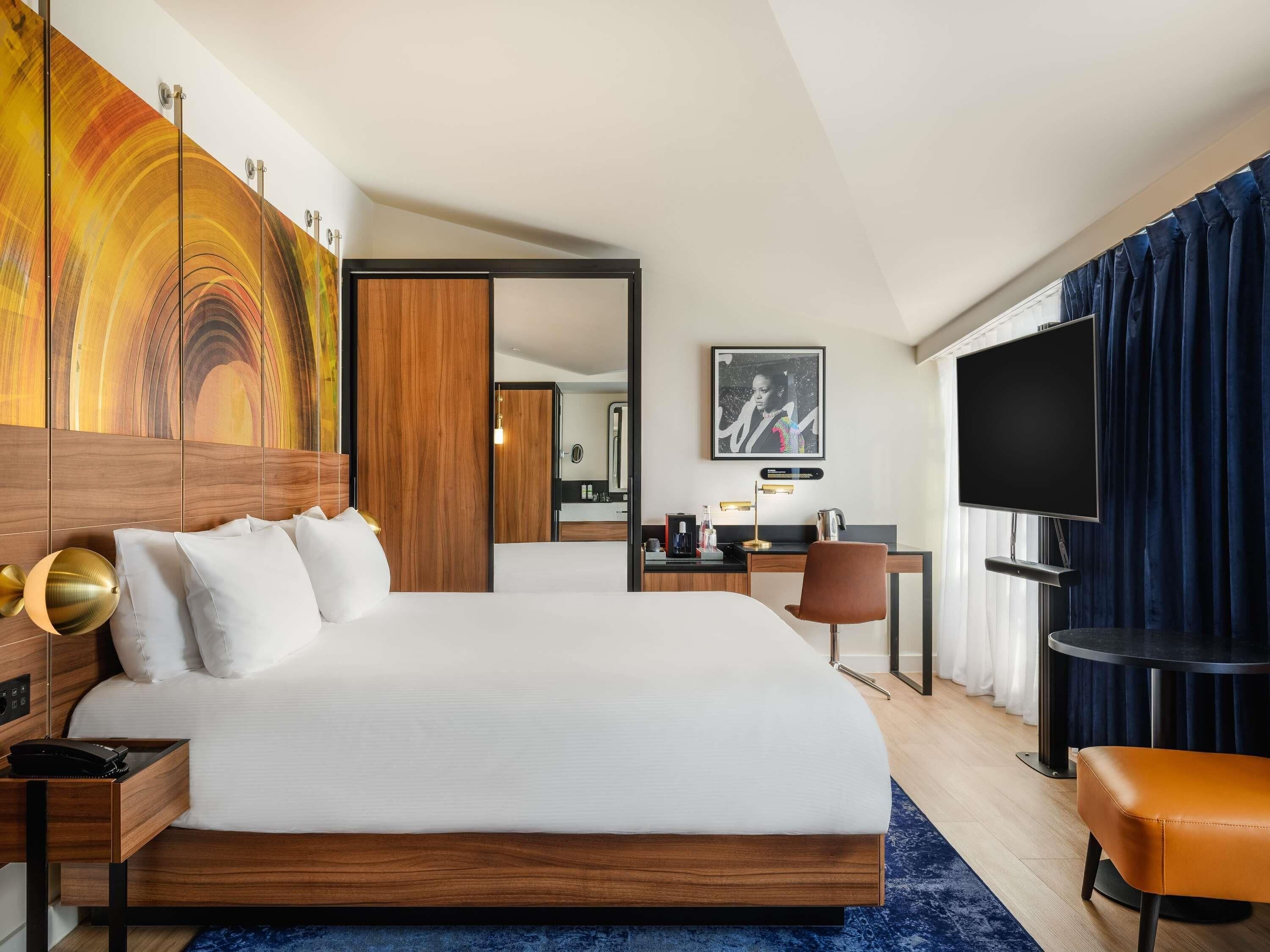 Peralatan tempat tidur premium, bar mini, peti besi dalam bilik, meja 