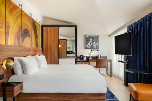 Egyptian cotton sheets, premium bedding, pillowtop beds, minibar
