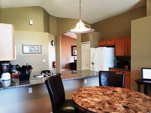 House | Private kitchen | Dishwasher, cookware/dishes/utensils - Wonderful Villa Near Disney. Enjoy Private Pool! - #516 (Kissimmee)