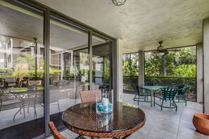Outdoor dining - Spacious, air-conditioned condo with private W/D, beach shuttle, & central AC (Bonita Springs)