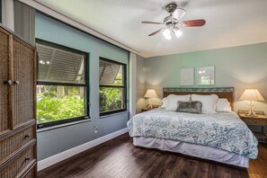 2 bedrooms, iron/ironing board, Internet, bed sheets - Spacious, air-conditioned condo with private W/D, beach shuttle, & central AC (Bonita Springs)