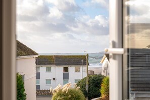 Sea views from the upstairs master bedroom, spacious pet-friendly holiday cottage 200 metres from the beach in Rhosneigr, Anglesey - Lagwn Glas: Pet-friendly 2-bed cottage in Rhosneigr (Rhosneigr)
