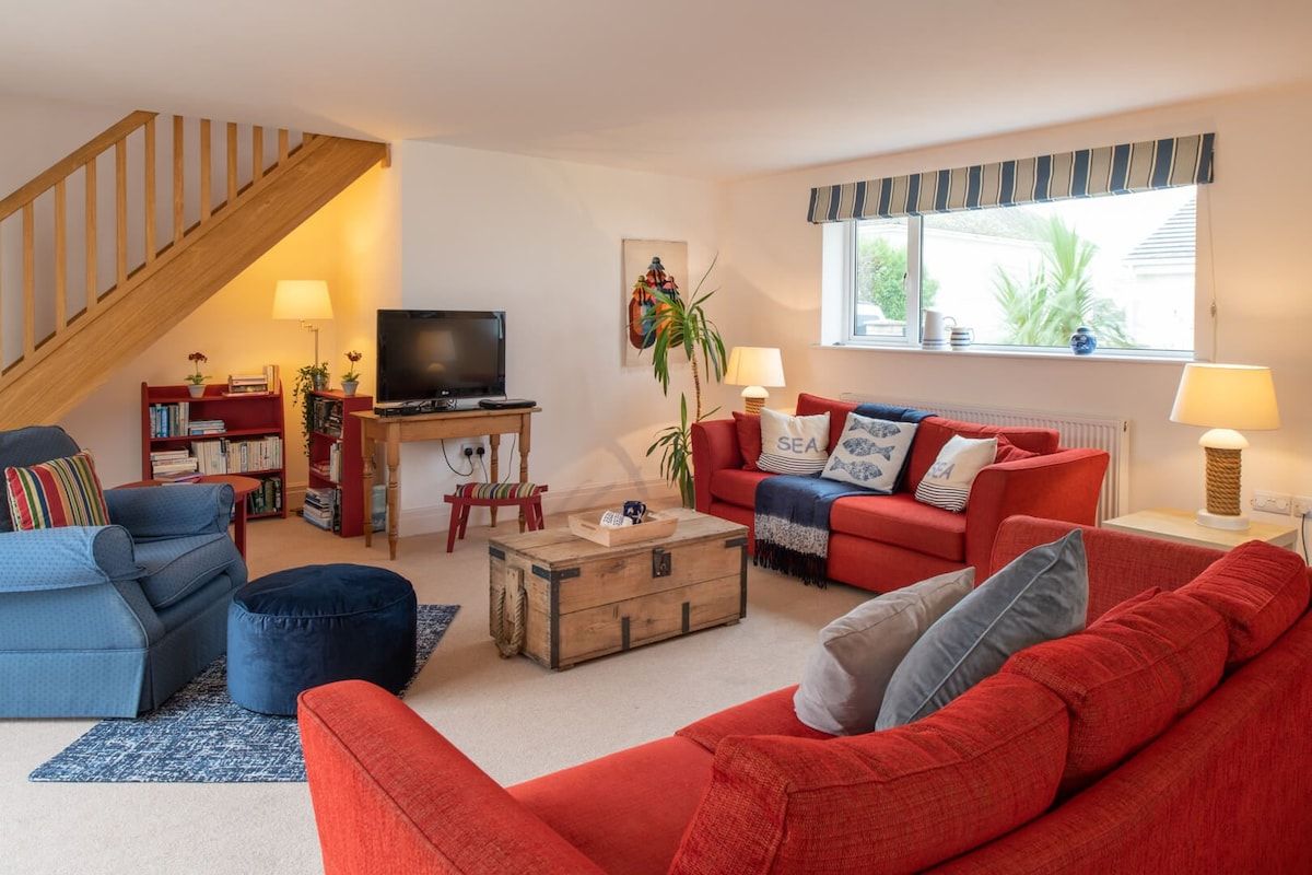 Bright and spacious open-plan living room with two sofas and smart TV, pet-friendly holiday cottage 200 metres from the beach in Rhosneigr, Anglesey