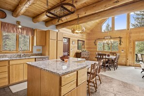 Fridge, microwave, oven, stovetop - Prospect Woodlands - Private 4-bedroom escape on 3 acres (Estes Park)