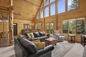 Smart TV, chimenea, futbolito y tenis de mesa 