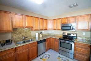 House | Private kitchen | Dishwasher, coffee/tea maker - Bon Voyage (Wilton Manors)