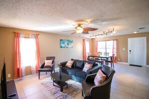 Living room - Bon Voyage (Wilton Manors)