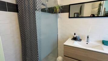 Een douche, een haardroger, handdoeken, zeep