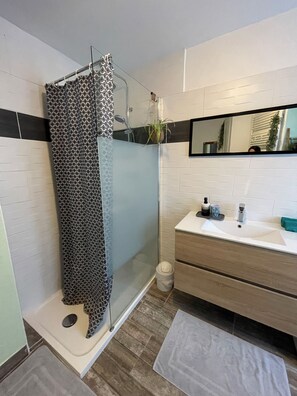 Douche, sèche-cheveux, serviettes fournies, savon