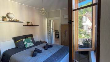 1 slaapkamer, een strijkplank/strijkijzer, reisbedje, gratis wifi