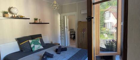 1 dormitori, planxa i posts de planxar i un bressol de viatge