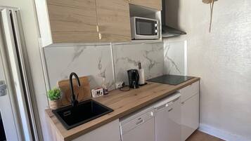 Réfrigérateur, micro-ondes, plaque de cuisson, lave-vaisselle