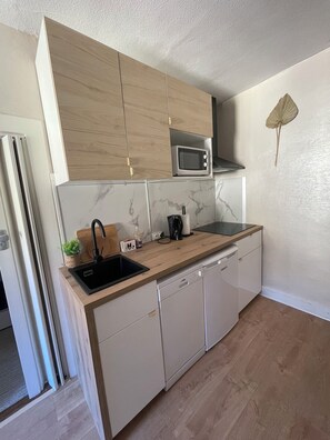 Réfrigérateur, micro-ondes, plaque de cuisson, lave-vaisselle